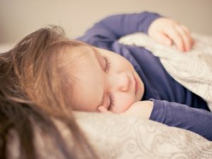 Denní spaní dětem prospívá, shodují se odborníci